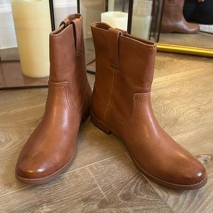BNWOT Frye Anna Short boot